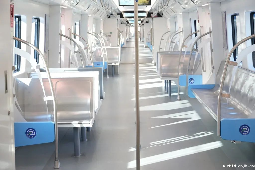 城轨快线15号线列车最大载客量2428人。重庆交通开投铁路集团供图